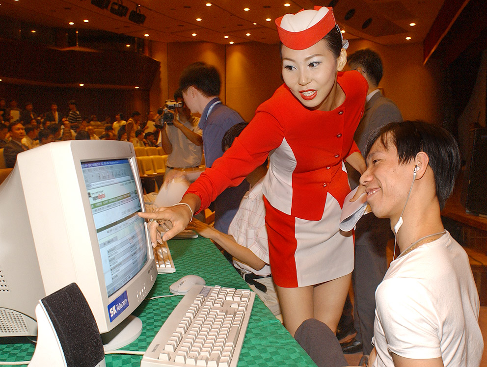 A disabled person is shown searching the e-Library with the assistance of volunteers, before the opening of the e-Library ?Opendigital?, which was implemented by the Korea Digital Divide Council under the sponsorship of SK Telecom, was opened, and its opening ceremony was held, in the hall of the National Assembly Library.